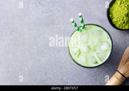 Matcha Eis grüner Tee im Glas. Grauen Stein Hintergrund. Ansicht von oben. Kopieren Sie Platz. Stockfoto