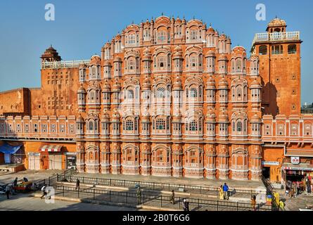 Frontfassade von Palace of the Winds, Hawa Mahal, Jaipur, Rajasthan, Indien Stockfoto