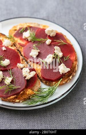 Eingelegte Rüben auf Toast mit Vegan Feta Stockfoto