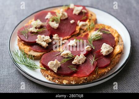 Eingelegte Rüben auf Toast mit Vegan Feta Stockfoto