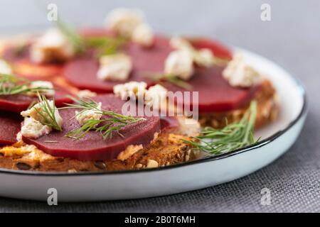 Eingelegte Rüben auf Toast mit Vegan Feta Stockfoto