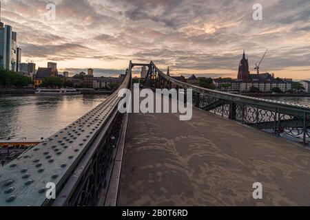 Die Brücke namens Eiserner Steg in Frankfurt mit dem romantischen Liebesakt, Vorhängeschlössern mit den Namen der Lieben darauf. Stockfoto