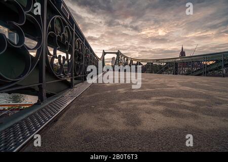 Die Brücke namens Eiserner Steg in Frankfurt mit dem romantischen Liebesakt, Vorhängeschlössern mit den Namen der Lieben darauf. Stockfoto