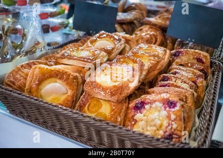 Auswahl an frisch gebackenen süßes Gebäck zum Verkauf am Counter der französischen Bäckerei Stockfoto