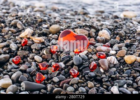 Roten Herzen auf dem Kies in der Nähe des Meeres Stockfoto