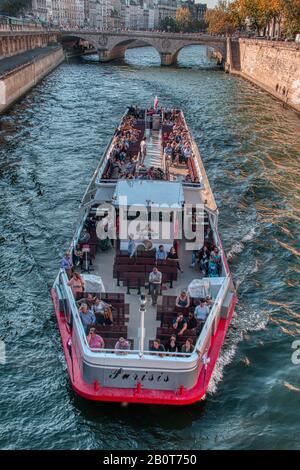 Paris, Frankreich - 14. September 2019: Kleine Bootstour auf der seine in Paris Stockfoto