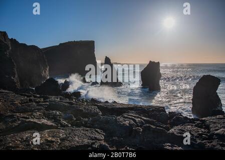 Wilder schwarzer Strand auf der Halbinsel Reykjanes in Island Stockfoto