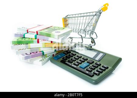 Warenkorb mit Euro. Bargeld und Taschenrechner. Konzept des Einkaufs für das beste Angebot vor dem Kauf. Stockfoto