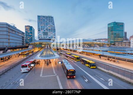 Hauptbahnhof in Utrechter, Niederlande. Es ist ein wichtiger Verkehrsknotenpunkt. Sowohl der Bahnhof als auch der Busbahnhof sind die größten und meistbefahrenen der Niederlande. Stockfoto