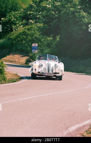 Pesaro COLLE SAN BARTOLO, ITALIEN - 17. MAI 2018: JAGUAR XK 140 OTS 1955 auf einem alten Rennwagen in der Rallye Mille Miglia 2018 die berühmte italienische Historica Stockfoto