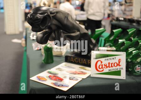Auf der London Classic Car Show, die heute in Olympia London, Großbritannien, eröffnet wurde, sind ephemera zu sehen. Mehr als 500 der weltweit besten Oldtimer und Marken im Wert von 70 Millionen £sind auf der Messe zu sehen, von Oldtimern vor dem Krieg bis hin zu modernen Konzeptfahrzeugen. Die Messe bringt rund 20.000 Besucher ein, von ernsthaften Benzinköpfen bis hin zu Menschen, die einfach schöne und klassische Fahrzeuge lieben. Stockfoto