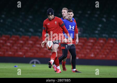 Cardiff, Großbritannien. Februar 2020. Gareth Davies of Wales (l) und Tomos Williams of Wales (r) im Einsatz während der Rugby-Kapitäne von Wales, die im Fürstenstadion in Cardiff laufen, South Wales am Freitag, den 21. Februar 2020, bereitet sich das Team auf das nächste Guinness Six Nations-Meisterschaftsspiel gegen Frankreich morgen vor. PIC von Andrew Orchard/Alamy Live News Stockfoto