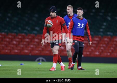 Cardiff, Großbritannien. Februar 2020. Gareth Davies of Wales (l) und Tomos Williams of Wales (r) im Einsatz während der Rugby-Kapitäne von Wales, die im Fürstenstadion in Cardiff laufen, South Wales am Freitag, den 21. Februar 2020, bereitet sich das Team auf das nächste Guinness Six Nations-Meisterschaftsspiel gegen Frankreich morgen vor. PIC von Andrew Orchard/Alamy Live News Stockfoto