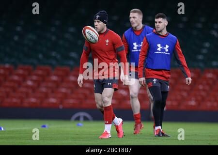 Cardiff, Großbritannien. Februar 2020. Gareth Davies of Wales (l) und Tomos Williams of Wales (r) im Einsatz während der Rugby-Kapitäne von Wales, die im Fürstenstadion in Cardiff laufen, South Wales am Freitag, den 21. Februar 2020, bereitet sich das Team auf das nächste Guinness Six Nations-Meisterschaftsspiel gegen Frankreich morgen vor. PIC von Andrew Orchard/Alamy Live News Stockfoto