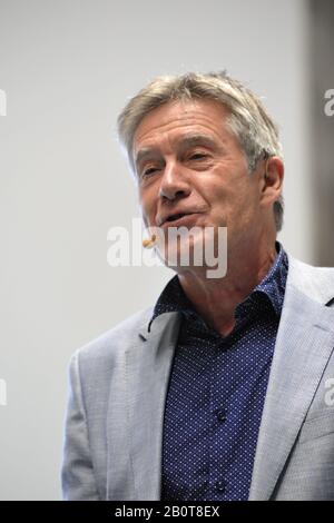 Timothy 'Tiff' Needell (britischer Rennfahrer, Fernsehmoderator) auf der London Classic Car Show, die heute in Olympia London, Großbritannien, eröffnet wurde. Mehr als 500 der weltweit besten Oldtimer und Marken im Wert von 70 Millionen £sind auf der Messe zu sehen, von Oldtimern vor dem Krieg bis hin zu modernen Konzeptfahrzeugen. Die Messe bringt rund 20.000 Besucher ein, von ernsthaften Benzinköpfen bis hin zu Menschen, die einfach schöne und klassische Fahrzeuge lieben. Stockfoto