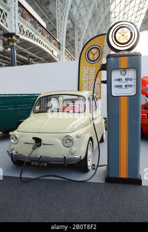 Ein FAHRZEUGTYP auf der London Classic Car Show, die heute in Olympia London, Großbritannien, eröffnet wurde. Mehr als 500 der weltweit besten Oldtimer und Marken im Wert von 70 Millionen £sind auf der Messe zu sehen, von Oldtimern vor dem Krieg bis hin zu modernen Konzeptfahrzeugen. Die Messe bringt rund 20.000 Besucher ein, von ernsthaften Benzinköpfen bis hin zu Menschen, die einfach schöne und klassische Fahrzeuge lieben. Stockfoto