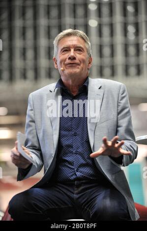 Timothy 'Tiff' Needell (britischer Rennfahrer, Fernsehmoderator) auf der London Classic Car Show, die heute in Olympia London, Großbritannien, eröffnet wurde. Mehr als 500 der weltweit besten Oldtimer und Marken im Wert von 70 Millionen £sind auf der Messe zu sehen, von Oldtimern vor dem Krieg bis hin zu modernen Konzeptfahrzeugen. Die Messe bringt rund 20.000 Besucher ein, von ernsthaften Benzinköpfen bis hin zu Menschen, die einfach schöne und klassische Fahrzeuge lieben. Stockfoto