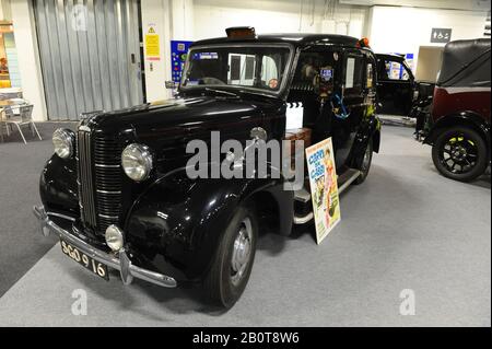 Ein Austin FX3D Taxicab aus dem Jahr 1956 auf der London Classic Car Show, die heute in Olympia London, Großbritannien, eröffnet wurde. Die Kabine wurde bei den Dreharbeiten zum britischen Comedy-Film "Carry On Cabby" aus dem Jahr 1963 verwendet. Mehr als 500 der weltweit besten Oldtimer und Marken im Wert von 70 Millionen £sind auf der Messe zu sehen, von Oldtimern vor dem Krieg bis hin zu modernen Konzeptfahrzeugen. Die Messe bringt rund 20.000 Besucher ein, von ernsthaften Benzinköpfen bis hin zu Menschen, die einfach schöne und klassische Fahrzeuge lieben. Stockfoto