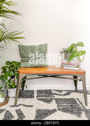 Kleine Sitzecken im skandinavischen Design mit viel natürlichem, hellem Licht und grünen Zimmerpflanzen für ein Dschungel-Gefühl Stockfoto