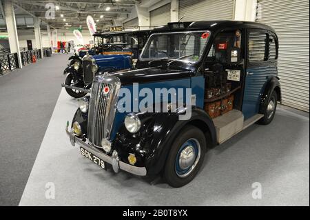 Ein Austin Low Loader Taxi aus dem Jahr 1934, ausgestellt auf der London Classic Car Show, die heute in Olympia London, Großbritannien, eröffnet wurde. Mehr als 500 der weltweit besten Oldtimer und Marken im Wert von 70 Millionen £sind auf der Messe zu sehen, von Oldtimern vor dem Krieg bis hin zu modernen Konzeptfahrzeugen. Die Messe bringt rund 20.000 Besucher ein, von ernsthaften Benzinköpfen bis hin zu Menschen, die einfach schöne und klassische Fahrzeuge lieben. Stockfoto