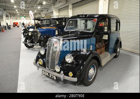 Ein Austin Low Loader Taxi aus dem Jahr 1934, ausgestellt auf der London Classic Car Show, die heute in Olympia London, Großbritannien, eröffnet wurde. Mehr als 500 der weltweit besten Oldtimer und Marken im Wert von 70 Millionen £sind auf der Messe zu sehen, von Oldtimern vor dem Krieg bis hin zu modernen Konzeptfahrzeugen. Die Messe bringt rund 20.000 Besucher ein, von ernsthaften Benzinköpfen bis hin zu Menschen, die einfach schöne und klassische Fahrzeuge lieben. Stockfoto