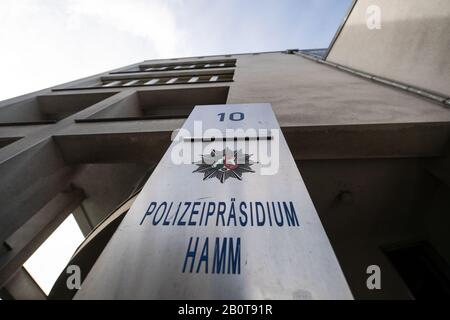 Hamm, Deutschland. Februar 2020. Das Zeichen des Polizeipräsidiums. Bei der Ermittlung eines Terrorverdächtigen in den eigenen Reihen stieß die Polizei Hamm auf zwei weitere Mitarbeiter mit möglicherweise rechtsorientiertem Einsatzbereich. Credit: Bernd Thissen / dpa / Alamy Live News Stockfoto