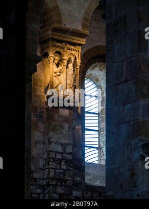Glasfenster von Pierre Soulages, Abteikirche Sainte Foy im alten Dorf Conques am Saint James Way, Aveyron, Occitanie, Frankreich Stockfoto