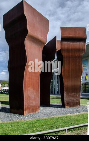 München - Der spanische Baskenbildner Eduardo Chillida machte 1997 diese letzte seiner monumentalen Skulpturen. Es heißt "Busscano la Luz". Stockfoto