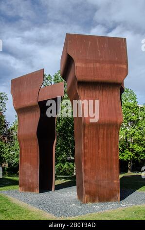 München - Der spanische Baskenbildner Eduardo Chillida machte 1997 diese letzte seiner monumentalen Skulpturen. Es heißt "Busscano la Luz". Stockfoto