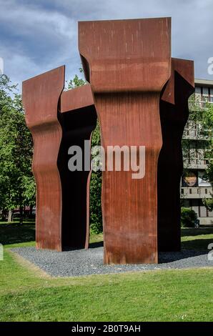 München - Der spanische Baskenbildner Eduardo Chillida machte 1997 diese letzte seiner monumentalen Skulpturen. Es heißt "Busscano la Luz". Stockfoto