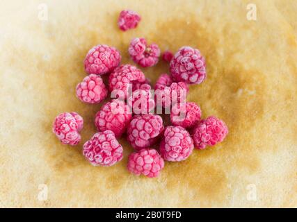 Frisch gebackene Pfannkuchen mit Himbeeren auf einem Teller. Traditionelles hausgebäcktes Gebäck. Pfannkuchen-Tag. Stockfoto