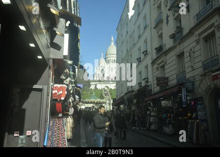 Eine belebte Straße in Paris, die zum Sacre Coeur, Pasakdek, führt Stockfoto