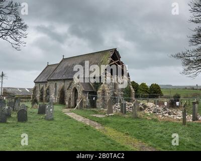 Sturmschäden an der Kirche von Llantood, Pembrokeshire, Wales Stockfoto