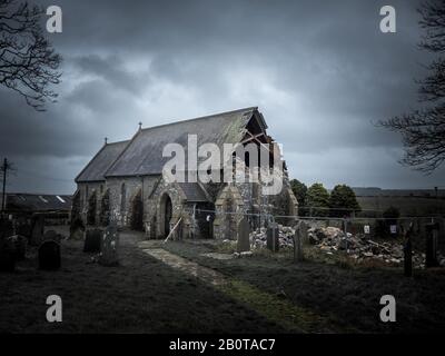 Sturmschäden an der Kirche von Llantood, Pembrokeshire, Wales Stockfoto