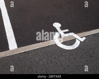 Behinderten Parkplatz Schild Stockfoto