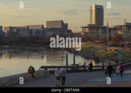 Parque fluvial en el río Ebro, Zaragoza, Spanien - 2. Februar 2020: Mehrere Menschen gehen und entspannen sich in der Freizeit im Expo River Park neben Th Stockfoto