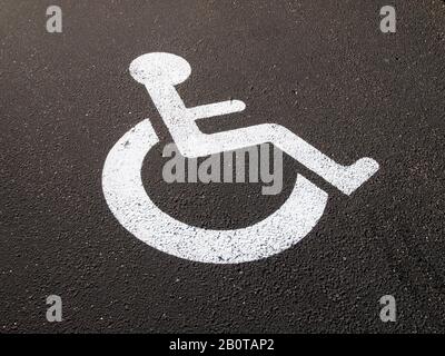 Behinderten Parkplatz Schild Stockfoto