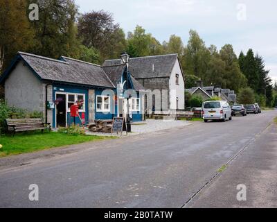 Tomich, Beauly, Inverness-Shire, Schottland, Großbritannien. 22/09/19. Vorderansicht von Tomich Shop, Café und Post. Stockfoto