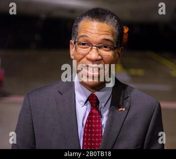 21. Februar 2020, Hamburg: Darion Akins, Generalkonsul der USA in Deutschland, steht auf dem Vorfeld, nachdem sie US-Soldaten der 2. Brigade der 3. Infanterieabteilung aus Fort Steward im US-Bundesstaat Georgia begrüßt hat. Im Rahmen der laufenden Großübung "Defender Europe 20" war das dritte Flugzeug mit US-Soldaten am Freitag am Flughafen Hamburg angekommen. "Defender Europe 20" gilt als die größte Truppeneinsatzübung der NATO seit 25 Jahren. Nach Angaben des Verteidigungsministeriums werden bis zu 37.000 Soldaten aus 18 Nationen teilnehmen. Foto: Christian Charisius / dpa Stockfoto