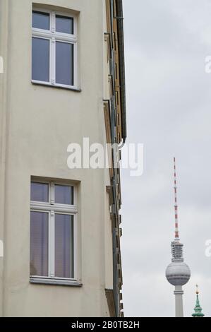 Berlin, Deutschland. Februar 2020. Der Fernsehturm ist in Sichtweite vieler Mietwohnungen. Der Gesetzestext wird voraussichtlich am 22. Februar veröffentlicht und am nächsten Tag in Kraft treten. Credit: Annette Riedl / dpa / Alamy Live News Stockfoto