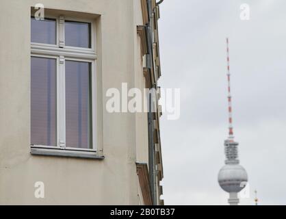 Berlin, Deutschland. Februar 2020. Der Fernsehturm ist in Sichtweite vieler Mietwohnungen. Der Gesetzestext wird voraussichtlich am 22. Februar veröffentlicht und am nächsten Tag in Kraft treten. Credit: Annette Riedl / dpa / Alamy Live News Stockfoto