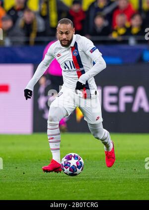 Dortmund, Deutschland. Februar 2020. Fußball: Champions League, Borussia Dortmund - Paris Saint-Germain, K.O.-Runden, Letzte sechzehn, erste Beine. Neymar von Paris am Ball. Credit: Guido Kirchner / dpa / Alamy Live News Stockfoto