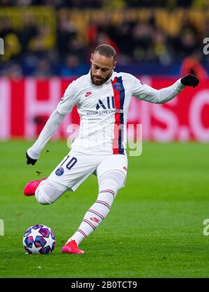 Dortmund, Deutschland. Februar 2020. Fußball: Champions League, Borussia Dortmund - Paris Saint-Germain, K.O.-Runden, Letzte sechzehn, erste Beine. Neymar von Paris am Ball. Credit: Guido Kirchner / dpa / Alamy Live News Stockfoto