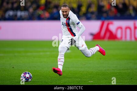 Dortmund, Deutschland. Februar 2020. Fußball: Champions League, Borussia Dortmund - Paris Saint-Germain, K.O.-Runden, Letzte sechzehn, erste Beine. Neymar von Paris am Ball. Credit: Guido Kirchner / dpa / Alamy Live News Stockfoto