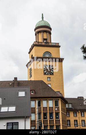 Weiß getünchtes Rathaus Witten mit Turm Stockfoto