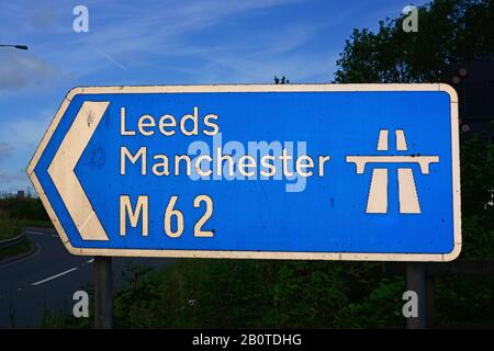 Fahren Sie an der M62-Autobahnabfahrt nach leeds und manchester an der Anschlussstelle leeds yorkshire UK Stockfoto