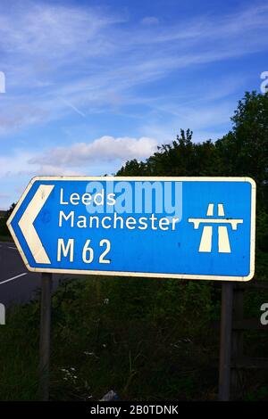 Fahren Sie an der M62-Autobahnabfahrt nach leeds und manchester an der Anschlussstelle leeds yorkshire UK Stockfoto