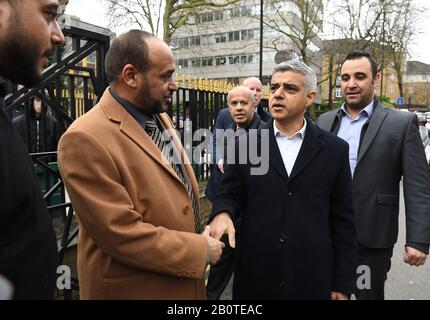 Bürgermeister von London Sadiq Khan (Zentrum) trifft Moscheedirektor Dr. Ahmad Al-Dubayan (links) in der Londoner Zentralmoschee, in der Nähe des Regent's Park, im Norden Londons, wo am Donnerstag ein Mann wegen versuchten Mordes verhaftet wurde, nachdem die Polizei wegen einer Erbstochung angerufen wurde. Stockfoto