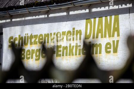 Frankfurt, Deutschland. Februar 2020. An der Wand des Vereinsgebäudes steht der "Schützenverein Diana Bergen-Enkheim EV". Der mutmaßliche Täter aus Hanau war laut dem Deutschen Schützenverein und dem Schützenverein aktiv im Schützenverein 'Diana Bergen-Enkheim'. Bei einem angeblichen rechtsextremistischen und rassistischen Angriff wurden in Hanau mehrere Menschen durch Schüsse getötet und verletzt. Die Bundesanwaltschaft ermittelt. Foto: Andreas Arnold / dpa Credit: Dpa Picture Alliance / Alamy Live News Stockfoto