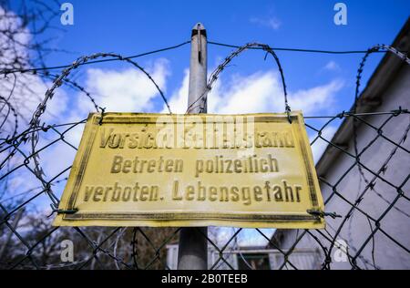 Frankfurt, Deutschland. Februar 2020. Ein Schild mit der Aufschrift "Achtung Schießstand Von der Polizei verboten. Lebensgefahr' hängt am Zaun einer Anlage in Bergen-Enkheim. Der mutmaßliche Täter aus Hanau war laut dem Deutschen Schießverband und dem Schützenverein aktiv Mitglied des Schützenvereins 'Diana Bergen-Enkheim'. Bei einem angeblichen rechtsextremistischen und rassistischen Angriff wurden in Hanau mehrere Menschen durch Schüsse getötet und verletzt. Die Bundesanwaltschaft ermittelt. Foto: Andreas Arnold / dpa Credit: Dpa / Alamy Live News Stockfoto